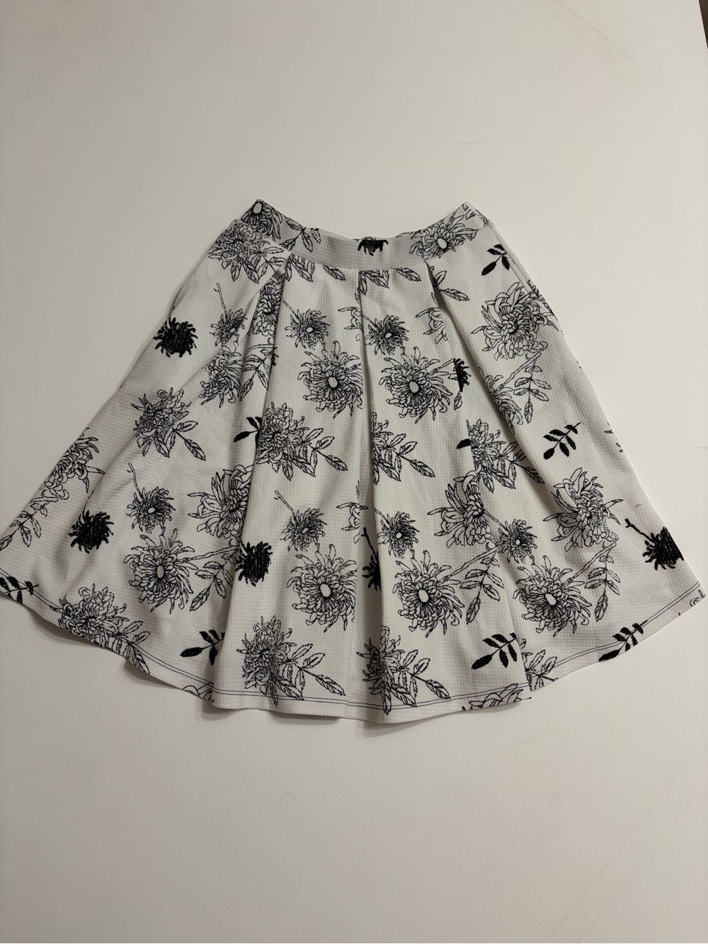 LuLaRoe Black & White Floral Circle Skirt Sz XS NWT office wear vintage style